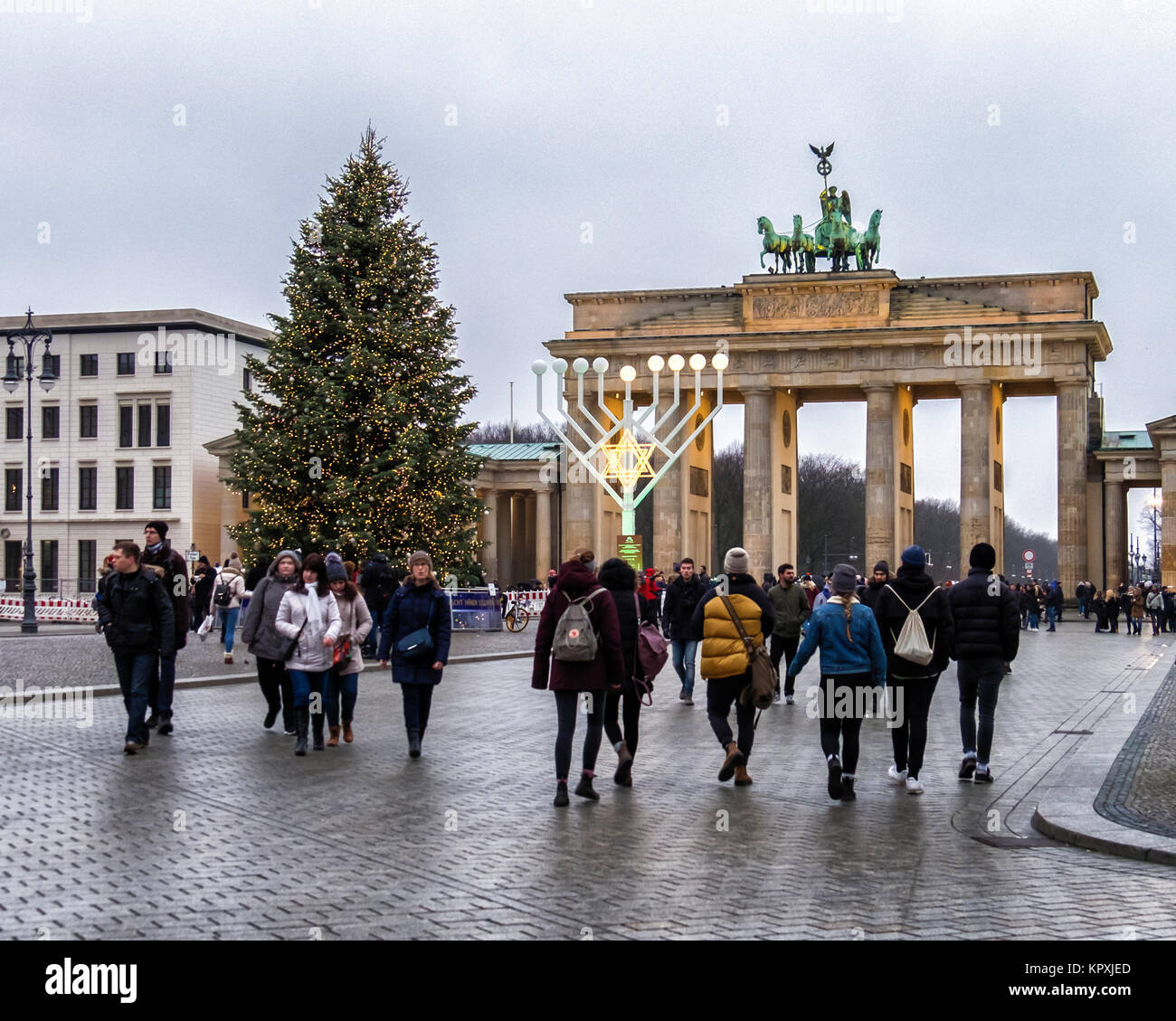 Allemagne, Berlin.16 Décembre 2017. Arbre de Noël Hanukkah Menorah et candélabres en face de la porte de Brandebourg. Eden Breitz/Alamy Live News Banque D'Images