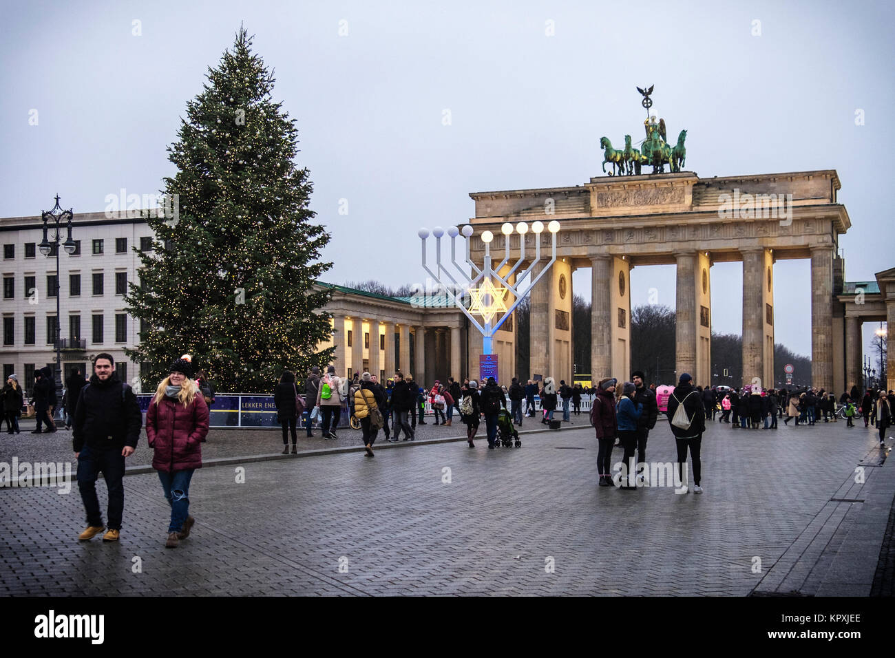 Allemagne, Berlin.16 Décembre 2017. Arbre de Noël Hanukkah Menorah et candélabres en face de la porte de Brandebourg. Eden Breitz/Alamy Live News Banque D'Images