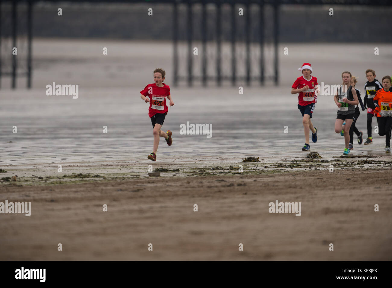 Weston Super Mare, Royaume-Uni. 25Th Dec 2017. Glissières de braver le froid sur le front de mer à Weston Super Mare Weston annuel d'athlétisme Christmas Cracker et mini-cracker courses. Credit : James Thomas/Alamy Live News. Banque D'Images