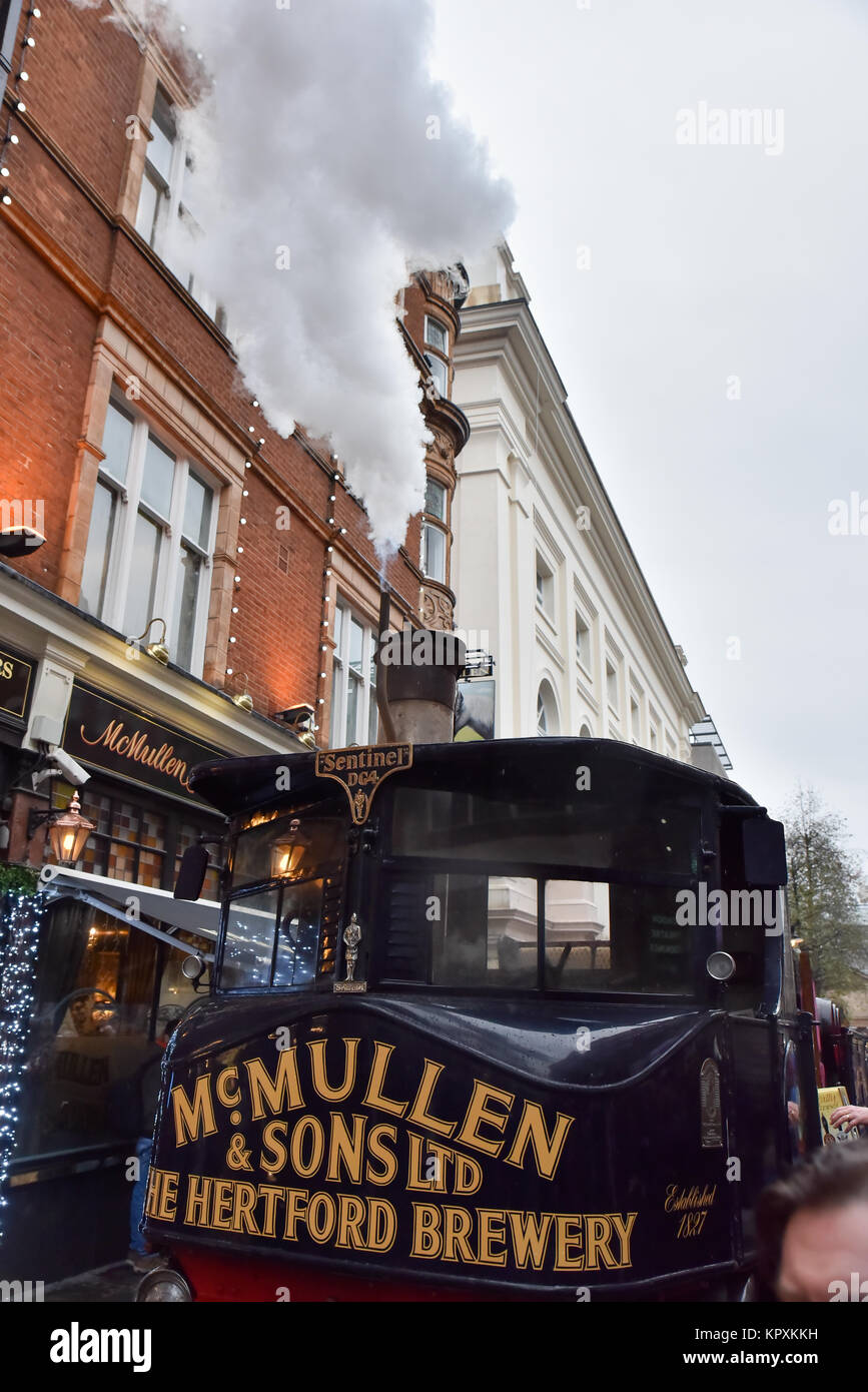 Covent Garden, Londres, Royaume-Uni. 17 décembre 2017. Brewers McMullen & Sons à l'extérieur du chariot à vapeur Nags Head Pub à Covent Garden, où vous profiterez gratuitement des échantillons de bière Crédit : Matthieu Chattle/Alamy Live News Banque D'Images