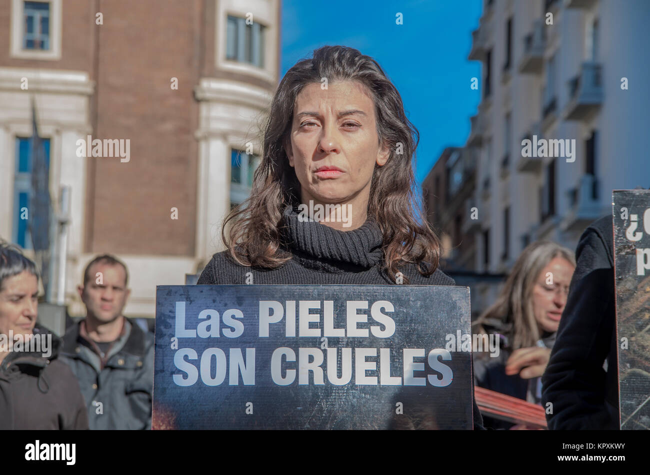 Madrid, Espagne. 17 Décembre, 2017. Les citoyens de Madrid protester contre l'emploi de la fourrure dans l'industrie de la mode avec une performance dans le centre-ville. Credit : Lora Grigorova/Alamy Live News Banque D'Images