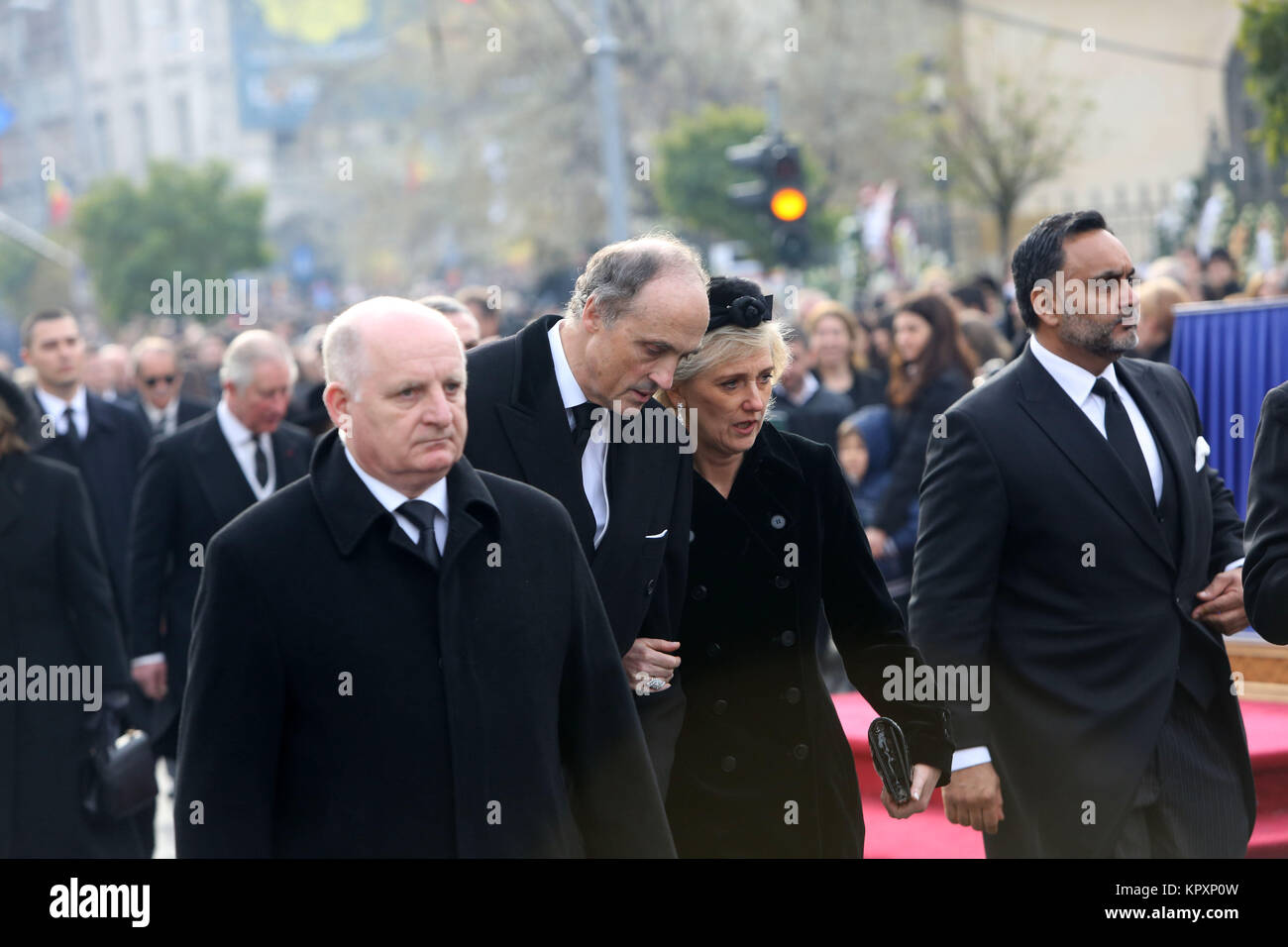 Bucarest, Roumanie - 16 décembre 2017 : le Prince Lorenz de Belgique, la Princesse Astrid assister à la cérémonie funéraire de la fin du roi Michel I de Roumanie en face de l'ancien Palais Royal. Banque D'Images