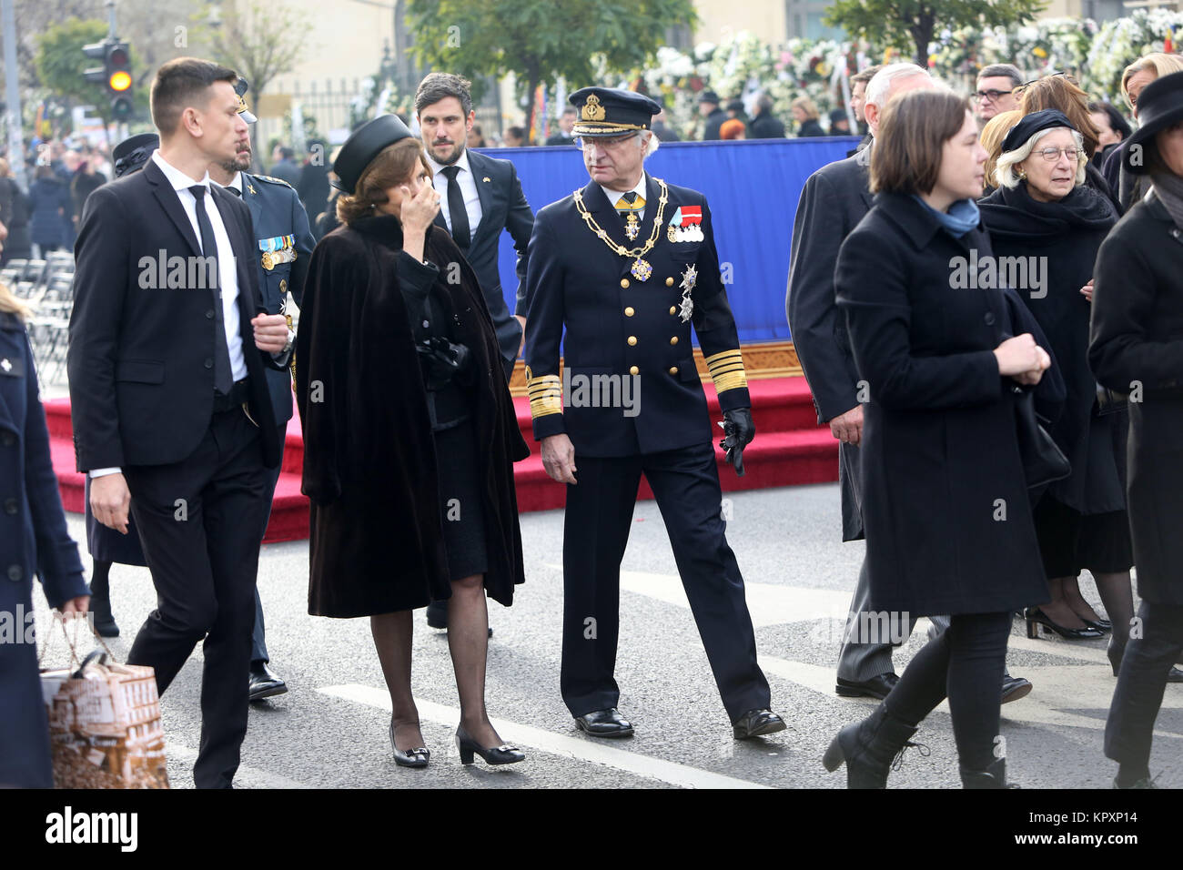 Bucarest, Roumanie - 16 décembre 2017 : La Suède est la reine Silvia et le Roi Carl XVI Gustaf assister à la cérémonie funéraire de la fin du roi Michel I de Roumanie en face de l'ancien Palais Royal. Banque D'Images
