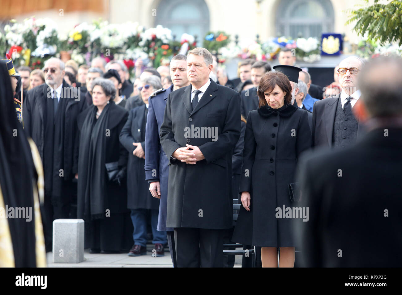 Bucarest, Roumanie - 16 décembre 2017 : le Président Klaus Iohannis et sa femme Carmnen assister à la cérémonie funéraire de la fin du roi Michel I de Roumanie en face de l'ancien Palais Royal. Banque D'Images