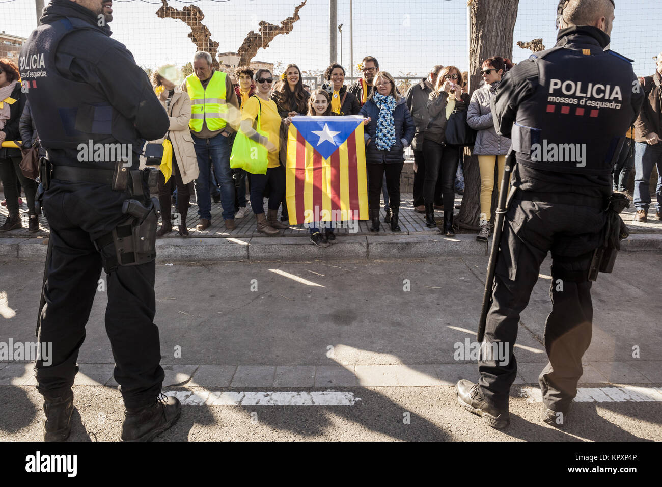 17 décembre 2017 - Salou, CataluÃ±a, Espagne - un groupe de manifestants indépendantistes avec le drapeau catalan durant la PP rassemblement à Salou ville pour le crédit aux élections catalanes : Celestino Arce/ZUMA/Alamy Fil Live News Banque D'Images