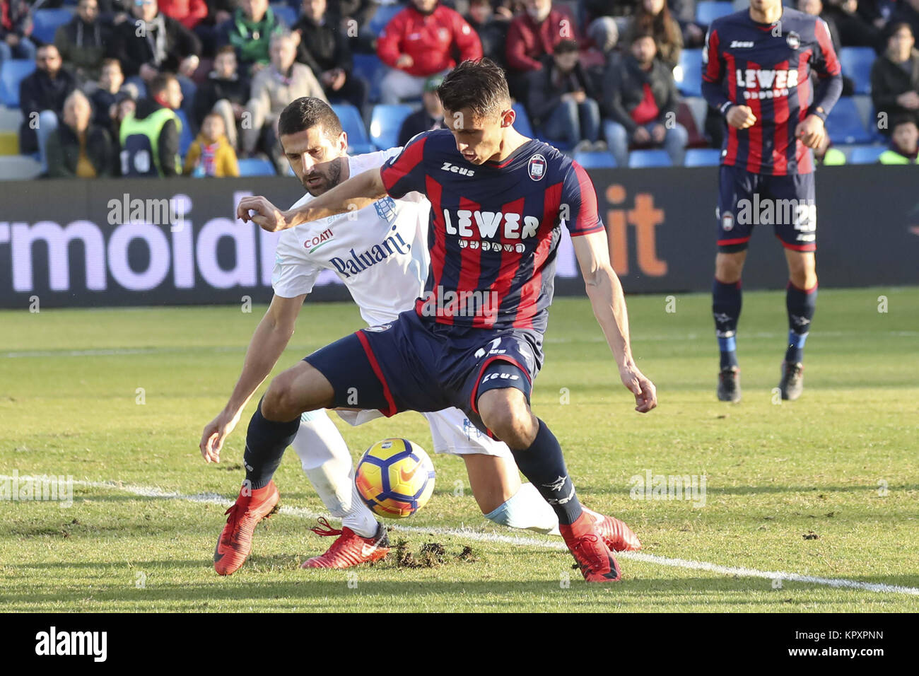 Serie A Football, Fc Crotone vs Chievo Vérone. Crotone gagne 1-0 avec ante de l'objectif de Budimir. Dans la photo Ante Budimir en action. 17/12/2017, Crotone, Italie Banque D'Images