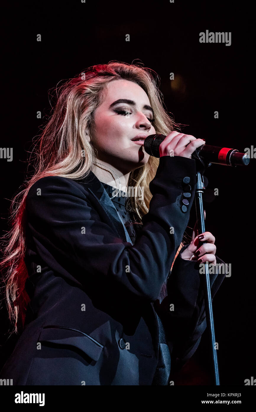 Tampa, États-Unis. Déc 16, 2017. Sabrina Carpenter performing à 93.3 FLZ's Jingle Ball iHeartRadio le 16 décembre 2017 à Amalie Arena, à Tampa, en Floride. Crédit : l'accès Photo/Alamy Live News Banque D'Images