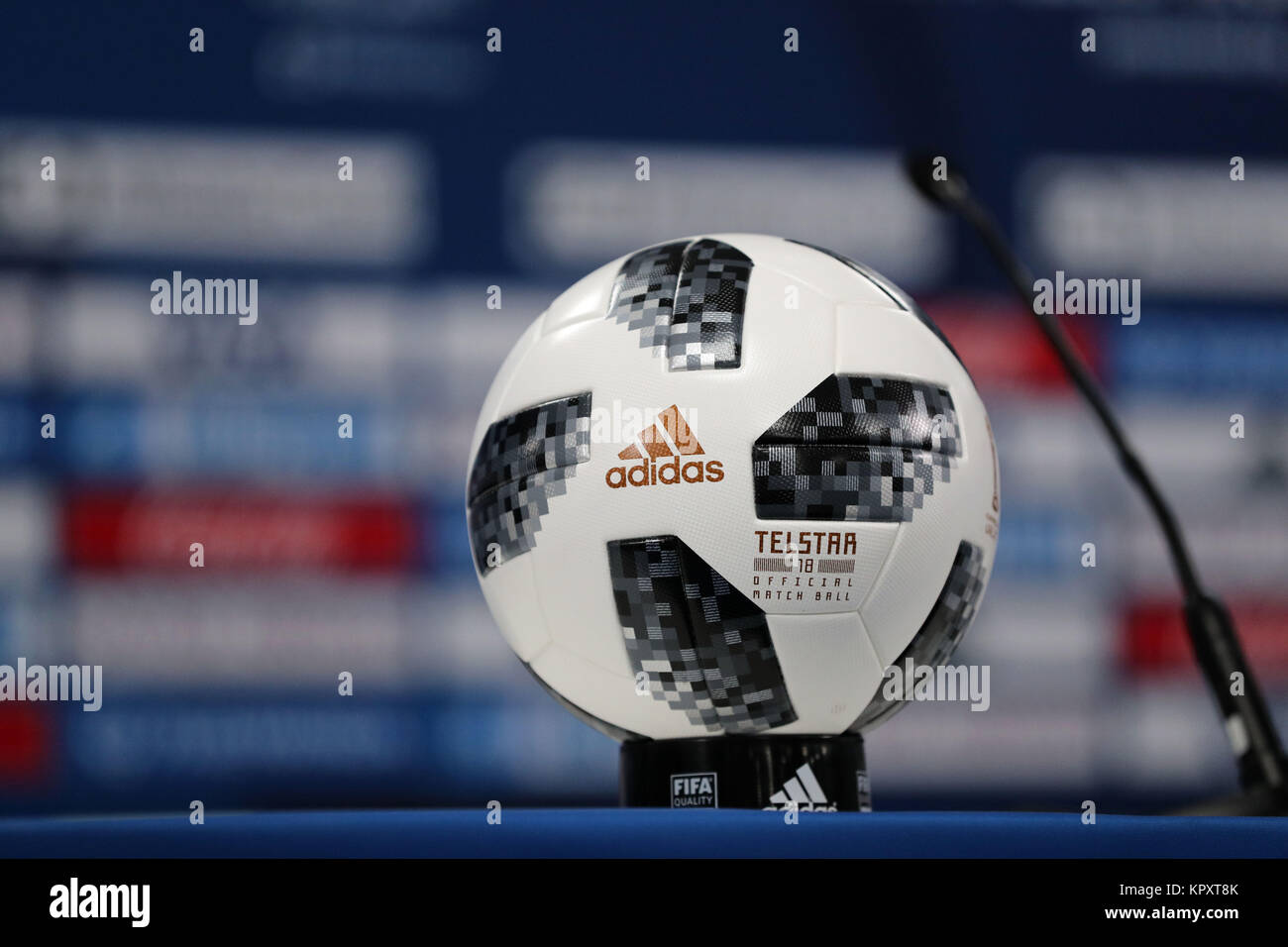 Zayed Sports City Stadium, Abu Dhabi, Emirats Arabes Unis. Le 15 décembre, 2017. Adidas Telstar 18, ballon officiel de la Coupe du Monde des Clubs de la FIFA, eau 2017 15 décembre 2017 - Football : le capitaine du Real Madrid Sergio Ramos défenseur et assiste à une conférence de presse avant la Coupe du Monde des Clubs de la FIFA 2017 ÉMIRATS ARABES UNIS match final contre Gremio au Zayed Sports City Stadium, Abu Dhabi, Emirats Arabes Unis. Credit : AFLO/Alamy Live News Banque D'Images