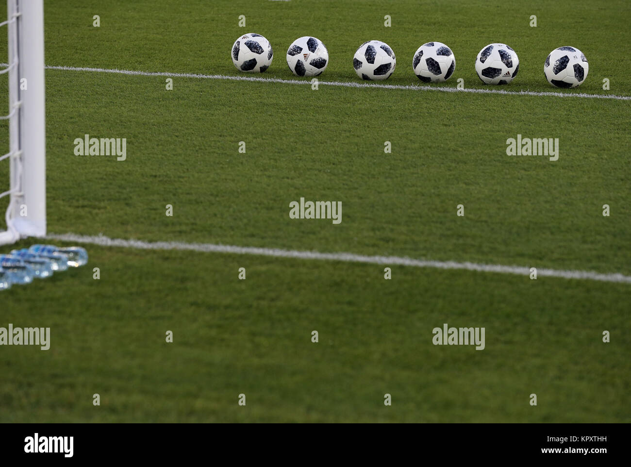 Zayed Sports City Stadium, Abu Dhabi, Emirats Arabes Unis. Déc 16, 2017. Adidas Telstar 18, ballon officiel de la Coupe du Monde des Clubs de la FIFA, eau 2017 16 décembre 2017 - Football : Coupe du Monde des Clubs de la FIFA 2017 Eau dernier match entre le Real Madrid 1-0 Gremio au Zayed Sports City Stadium, Abu Dhabi, Emirats Arabes Unis. Credit : AFLO/Alamy Live News Banque D'Images