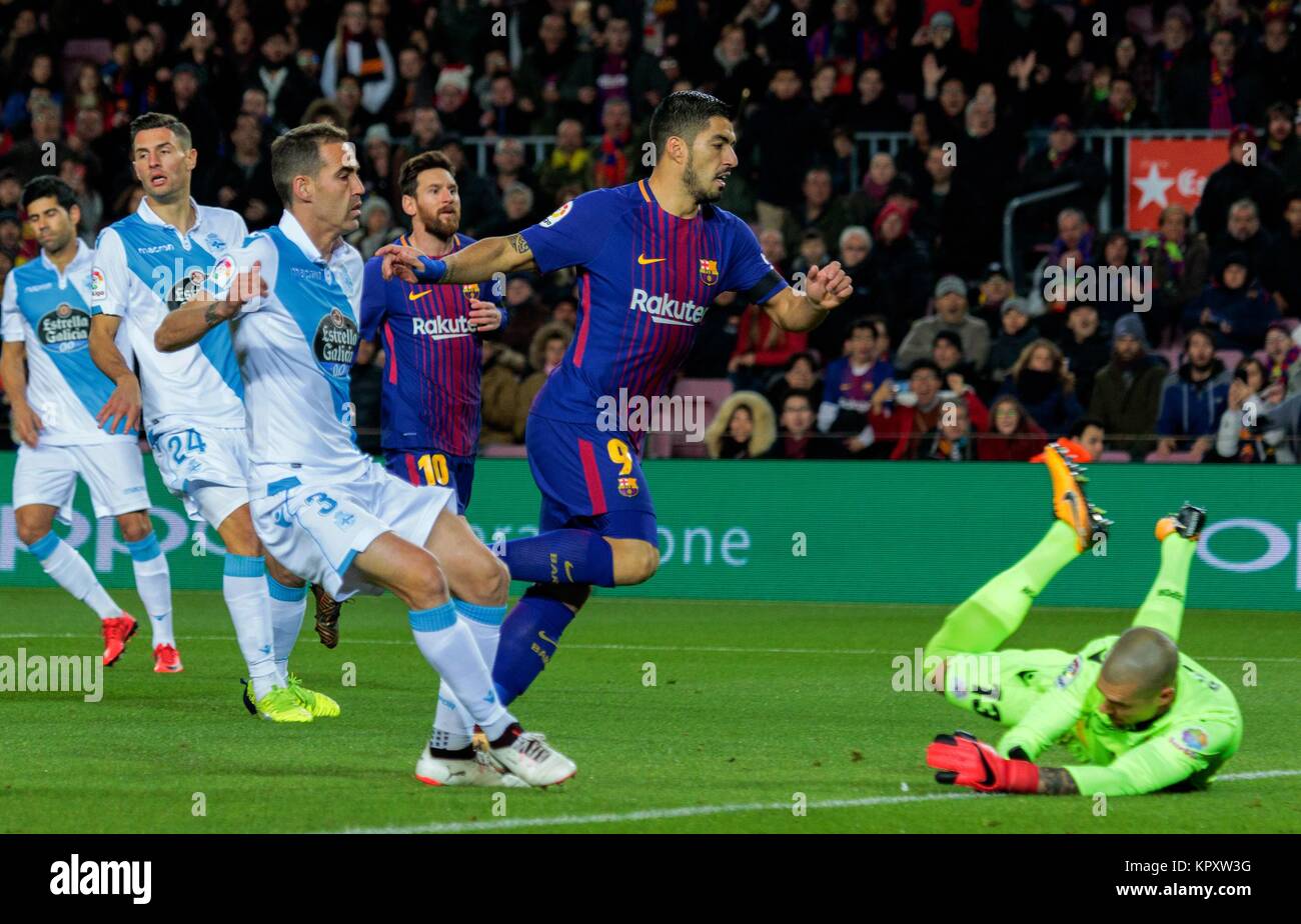 Barcelone, Espagne. 25Th Dec 2017. Le FC Barcelone Luis Suarez(C) buts au cours d'un match de championnat espagnol entre FC Barcelone et RC Deportivo à Barcelone, Espagne, le 17 décembre 2017. Credit : Joan Gosa/Xinhua/Alamy Live News Banque D'Images