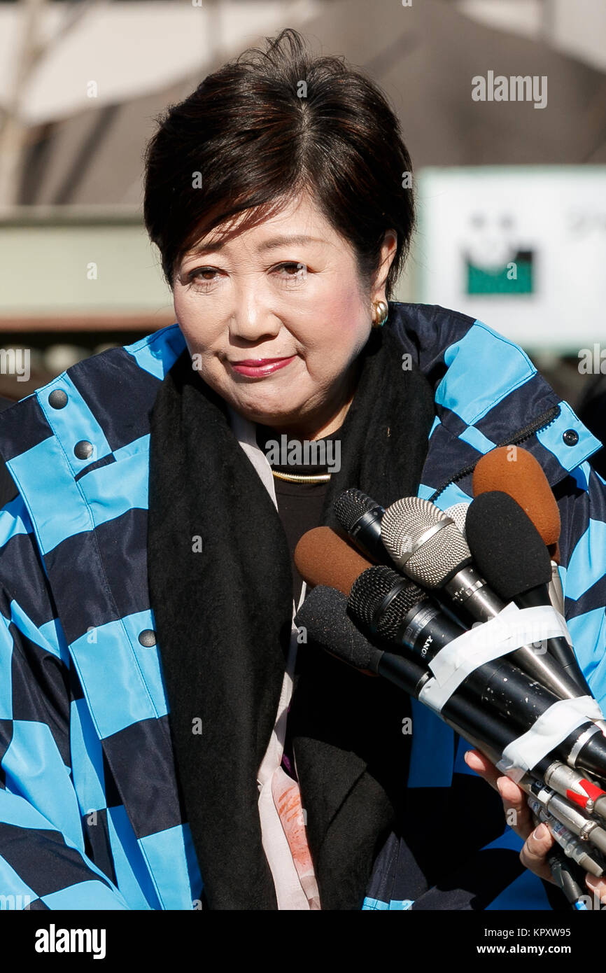 Tokyo, Japon. 18 décembre 2017, Gouverneur de Tokyo, Yuriko Koike répond aux questions des journalistes après avoir visité new grand panda cub Xiang Xiang au Zoo de Ueno le 18 décembre 2017, Tokyo, Japon. Koike a assisté à une cérémonie de présentation pour le nouveau zoo de Ueno panda femelle cub Xiang Xiang qui est né le 12 juin 2017. Xiang Xiang, qui signifie ''Parfum ou populaires'' en chinois, est le cinquième cub d'être né dans le Zoo et est présenté au public à partir du 19 décembre. Credit : Rodrigo Reyes Marin/AFLO/Alamy Live News Banque D'Images