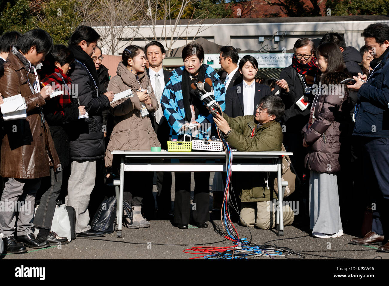 Tokyo, Japon. 18 décembre 2017, Gouverneur de Tokyo, Yuriko Koike répond aux questions des journalistes après avoir visité new grand panda cub Xiang Xiang au Zoo de Ueno le 18 décembre 2017, Tokyo, Japon. Koike a assisté à une cérémonie de présentation pour le nouveau zoo de Ueno panda femelle cub Xiang Xiang qui est né le 12 juin 2017. Xiang Xiang, qui signifie ''Parfum ou populaires'' en chinois, est le cinquième cub d'être né dans le Zoo et est présenté au public à partir du 19 décembre. Credit : Rodrigo Reyes Marin/AFLO/Alamy Live News Banque D'Images