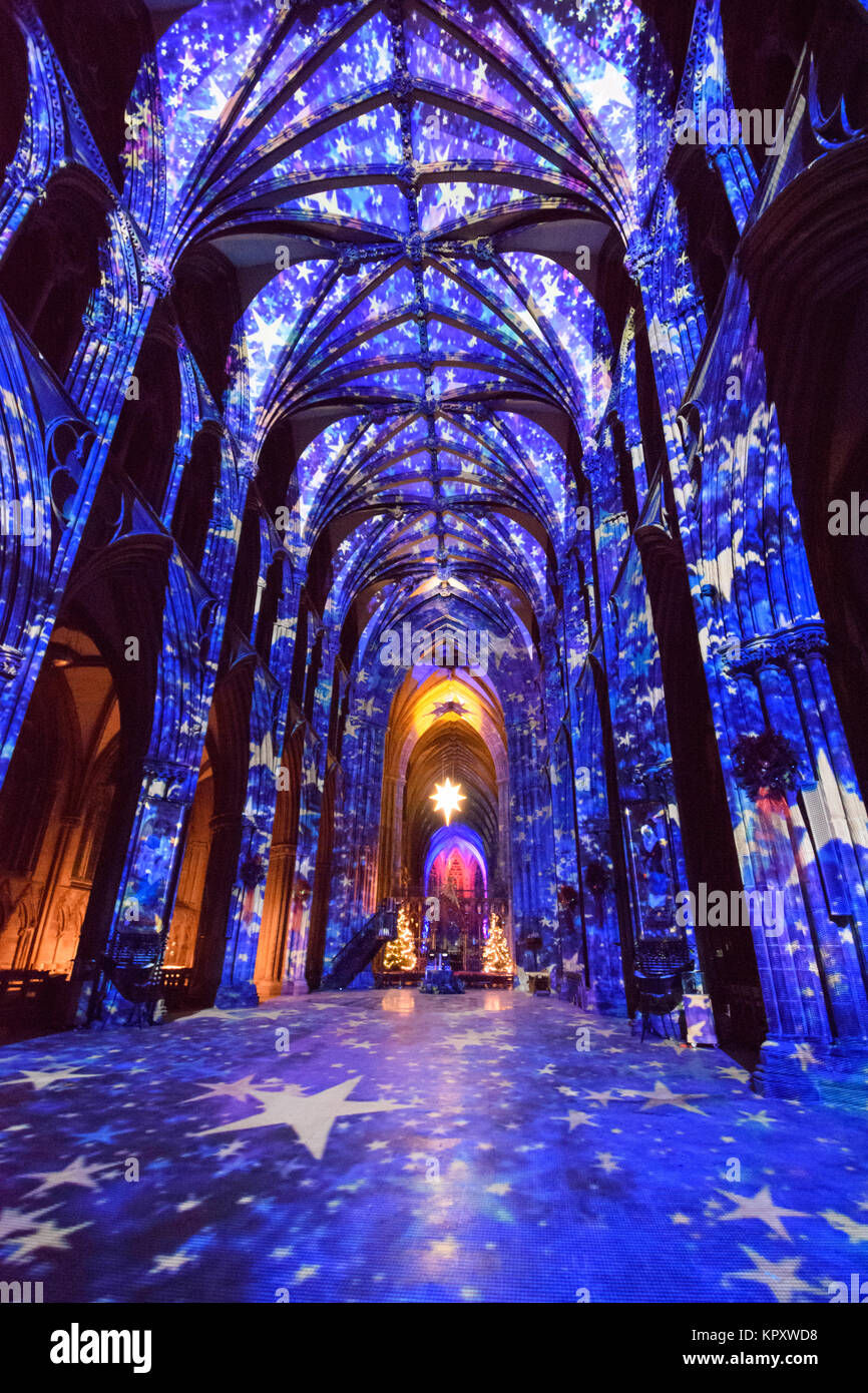 Lichfield, UK. 17 Décembre, 2017. Les images sont projetées à l'intérieur de la cathédrale de Litchfield lors d'un aperçu de son spectacle son et lumière de Noël, appelé une Cathédrale illuminée, créé par Luxmuralis. Crédit : Neil Doyle/Alamy Live News Banque D'Images