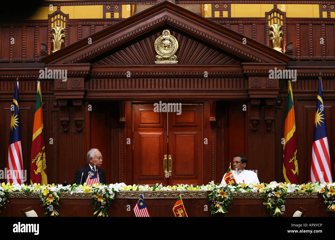 Colombo, Sri Lanka. Au 18 décembre, 2017. Le Président du Sri Lanka, Maithripala Sirisena (R) et le premier ministre de la Malaisie Najib Razak (L) assister à une réunion à l'Secrétariat présidentiel à Colombo, Sri Lanka le 18 décembre 2017 Credit : Pradeep Dambarage/Alamy Live News Banque D'Images