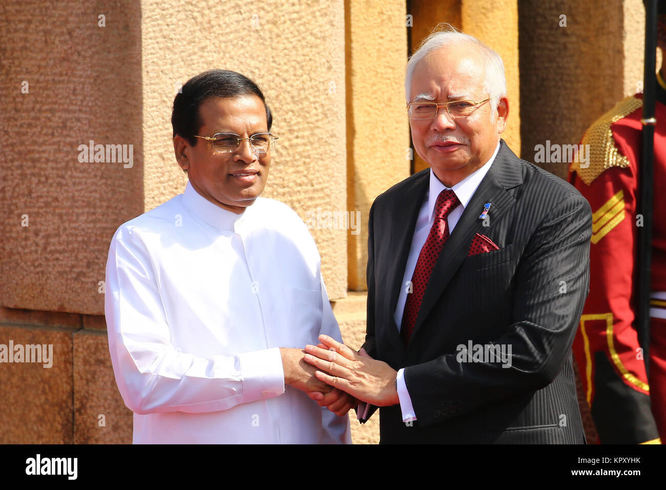 Colombo, Sri Lanka. Dec 18, 2017. Le premier ministre malaisien Najib Razak(R) agiter la main avec le président du Sri Lanka, Maithripala Sirisena(L à l'office de secrétariat président à Colombo au cours de pour marquer 60 ans de deplomatic relations entre les deux pays. Credit : Vimukthi Embuldeniya/Alamy Live News Banque D'Images