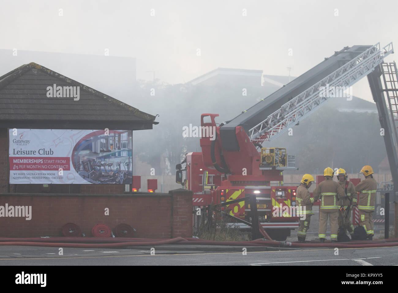 Service d'incendie et de sauvetage à grande échelle pour éteindre le feu sur la passerelle à l'Hôtel Galles populaire et de loisirs pendant un feu durant la nuit que complètement vidé l'hôtel, Queensferry, Pays de Galles, Royaume-Uni Banque D'Images