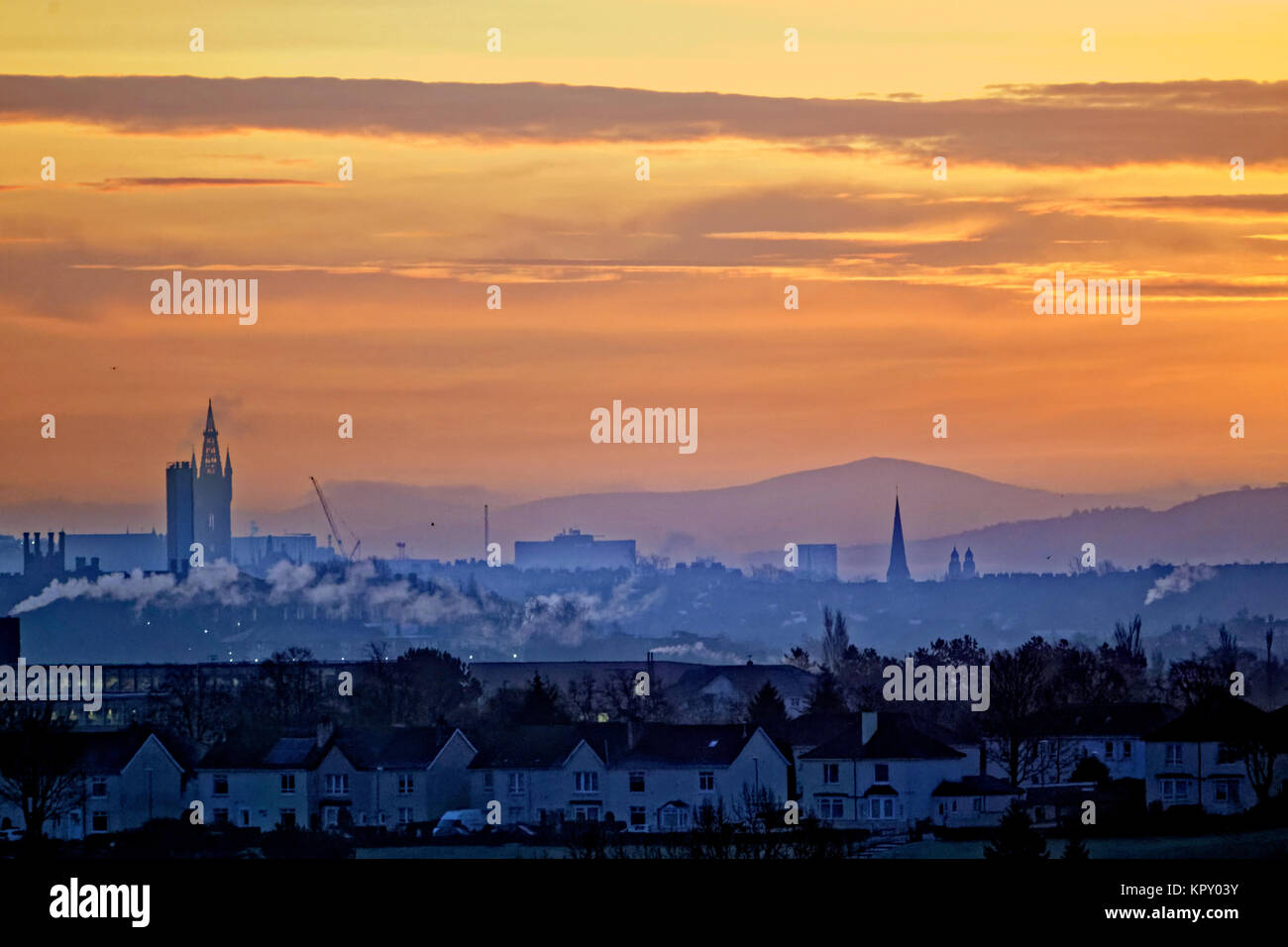 Glasgow, Scotland, UK 18 décembre. Météo France : lever du soleil chaud et froid d'un linge humide pour la journée, au cours de l'université de Glasgow et Tinto Hill à l'est de la ville. Credit : Gérard ferry/Alamy Live News Banque D'Images