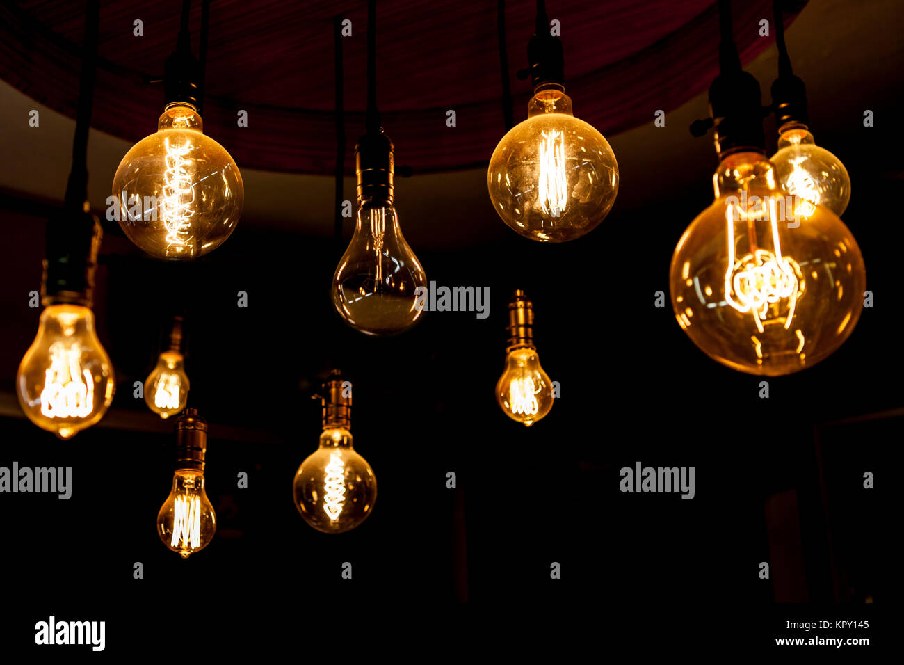 Lampes tungstène ronde, la différence, l'angle mort, mauvais doigt, mutation,  mouton noir Photo Stock - Alamy