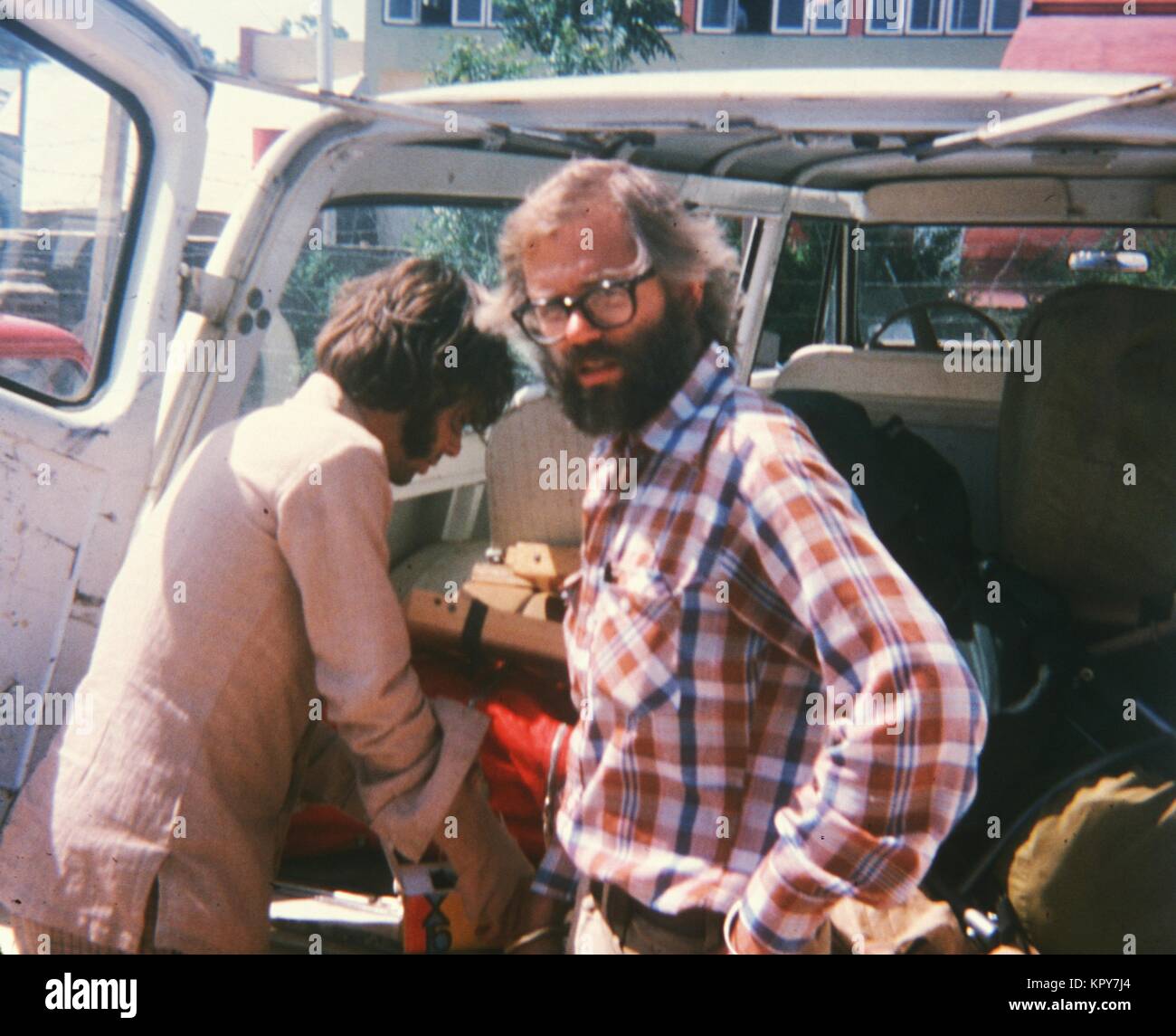 Le Dr Edward Brink charge un camion avant de participer aux efforts d'éradication de la variole au Népal, 1975. Image courtoisie CDC/Dr. Edward Brink. Banque D'Images
