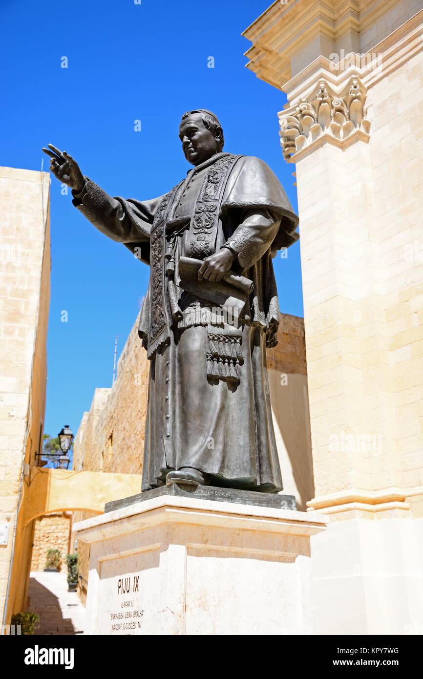 Statue de Papa Piju IX en face de la cathédrale dans la citadelle de la place de la Cathédrale, Victoria (Rabat), Gozo, Malte, l'Europe. Banque D'Images Statue de Papa Piju IX en face de la cathédrale dans la citadelle de la place de la Cathédrale, Victoria (Rabat), Gozo, Malte, l'Europe. Banque D'Images