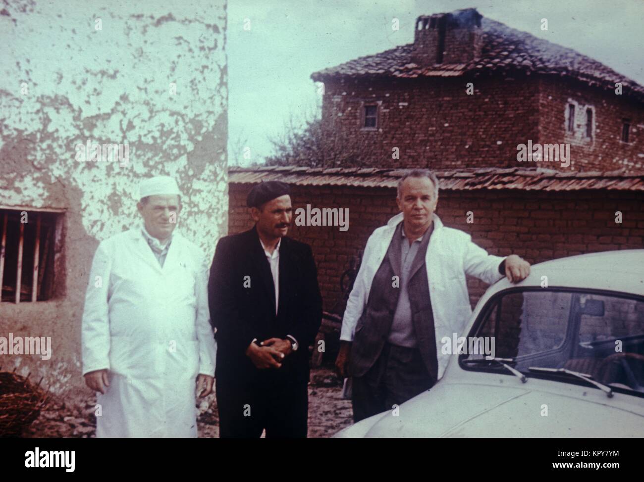Deux médecins se tenir avec l'homme (centre) qui a été le cas index de l'épidémie de variole au Kosovo, en Yougoslavie en mars et avril 1972, 1972. Image courtoisie CDC/Dr. William Foege. Banque D'Images