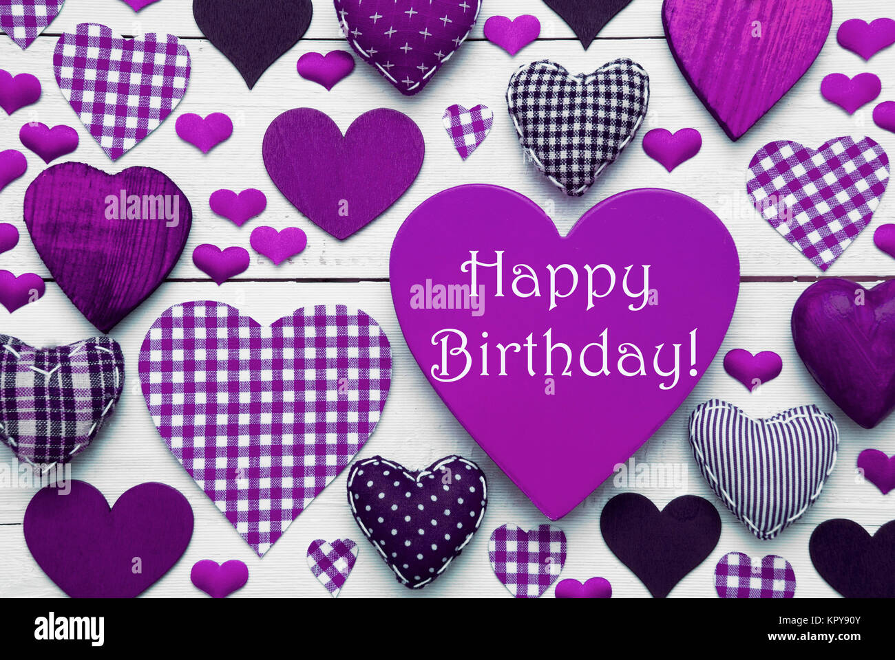 Purple Heart Texture Avec Texte Anglais Joyeux Anniversaire Fond En Bois Blanc Coeurs De Textiles Qui Sont En Pointille Et Raye Carte De Souhaits Avec Felicitations Photo Stock Alamy