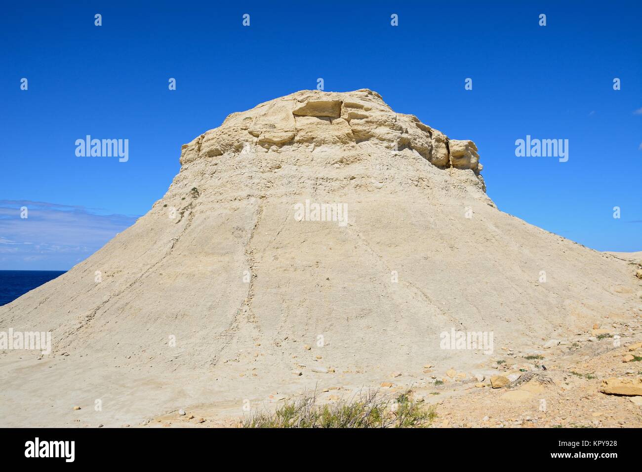 Monticule calcaire le long de la côte, redoute, Marsalforn, Gozo, Malte, l'Europe. Banque D'Images