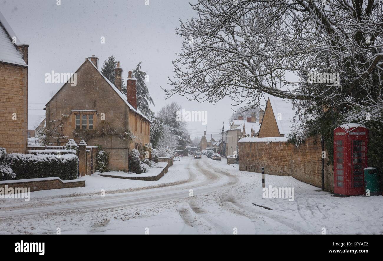 Cotswold village de neige, Angleterre Banque D'Images
