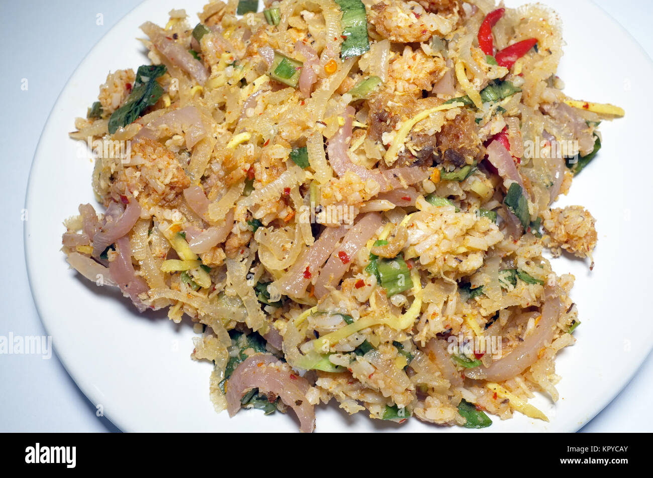 Salade de riz au curry épicé et croquettes de porc fermenté Banque D'Images