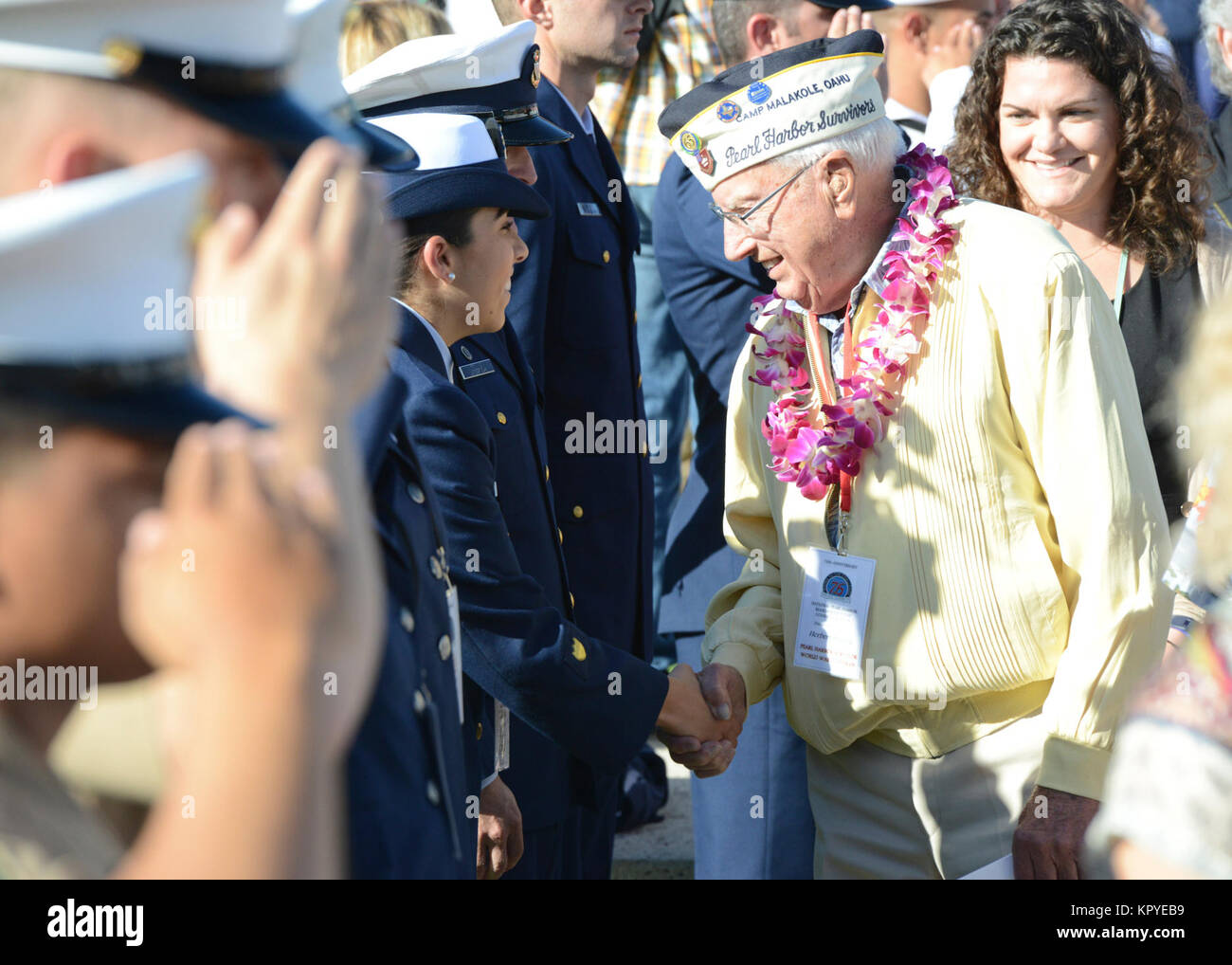 Seaman Nicole Pagano, un membre d'équipage à bord du garde-côte américain Galveston Island (WPB 1349), serre la main avec Herbert Elfring, un survivant de Pearl Harbor, au cours de la 76e Commémoration de l'attaque de Pearl Harbor à la Deuxième Guerre mondiale, la Vaillance dans la Pacific National Monument, Oahu, 7 décembre 2017. Pearl Harbor survivants, les anciens combattants de la Seconde Guerre mondiale, les militaires, les anciens combattants et les civils se sont réunis pour se souvenir et payer leur respect à ceux qui ont combattu et ont perdu la vie lors de l'attaque sur Pearl Harbor. (U.S. Garde côtière canadienne Banque D'Images