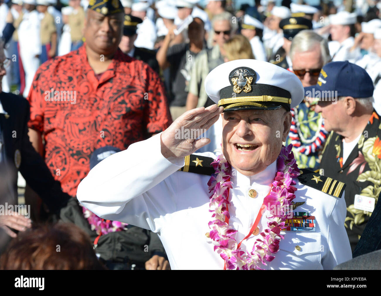 Louis Conter, un survivant de Pearl Harbor et vétéran de la Marine américaine, clignote un sourire et salue les militaires en service actif au cours de la 76e Commémoration de l'attaque de Pearl Harbor à la Deuxième Guerre mondiale, la Vaillance dans la Pacific National Monument, Oahu, 7 décembre 2017. Pearl Harbor survivants, les anciens combattants de la Seconde Guerre mondiale, les militaires, les anciens combattants et les civils se sont réunis pour se souvenir et payer leur respect à ceux qui ont combattu et ont perdu la vie lors de l'attaque sur Pearl Harbor. (U.S. Garde côtière canadienne Banque D'Images