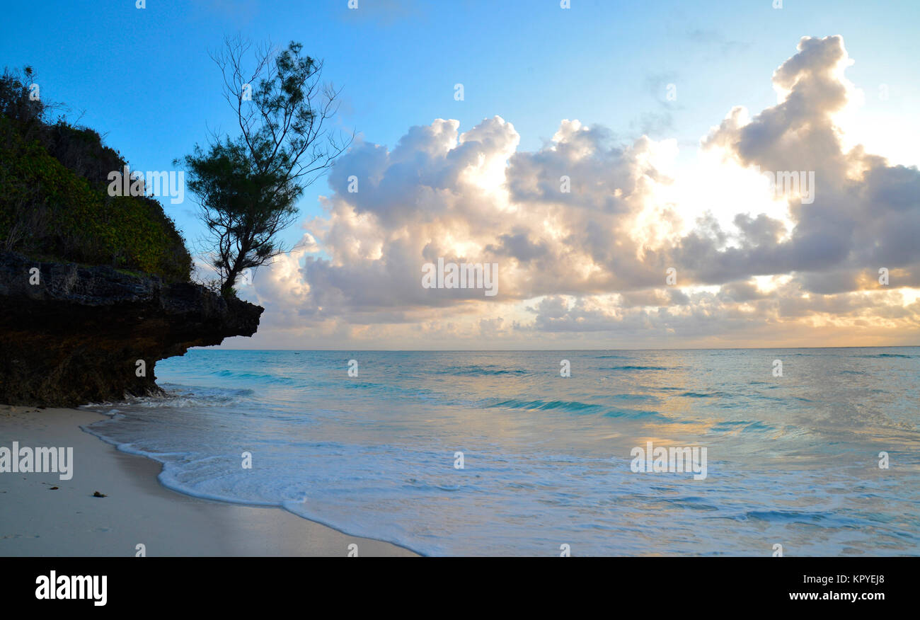 Lever du soleil par la mer à Zanzibar, l'île tropical paradize de Tanzanie Banque D'Images