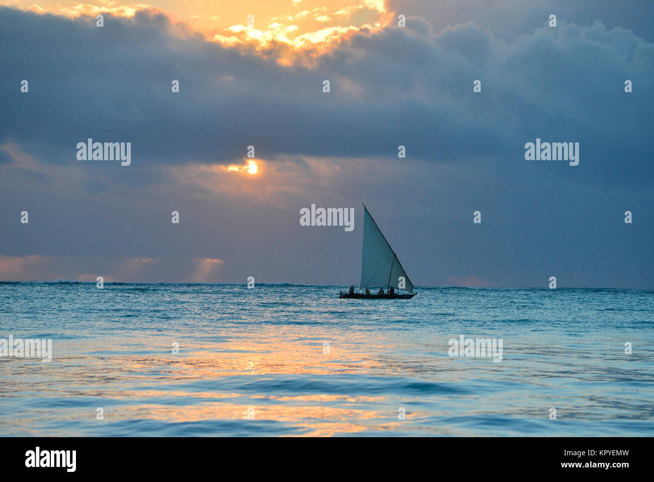 Lever du soleil par la mer à Zanzibar, l'île tropical paradize de Tanzanie Banque D'Images