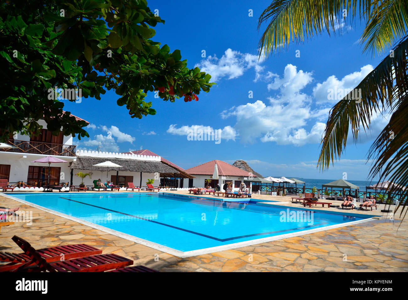 Zanzibar est un paradis de l'océan Indien que la plupart des gens peuvent se permettre de visiter pour paresseux vacances sur les plages chaudes. Banque D'Images