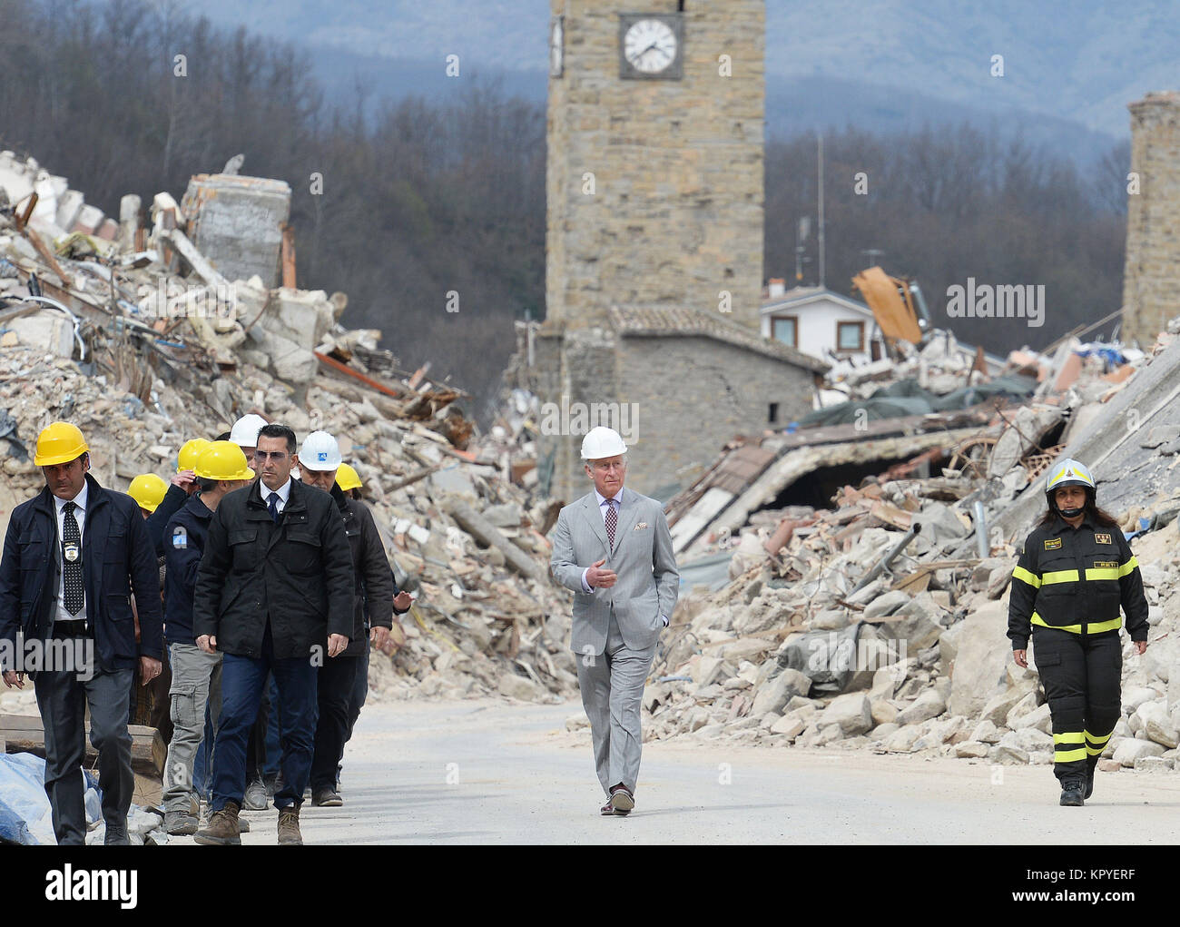 Examen de l'année 2017 : avril : Le Prince de Galles lors d'une visite à Amatrice dans la région montagneuse du centre de l'Italie, qui a été dévastée par un tremblement de terre d'août dernier, le cinquième jour de sa tournée européenne de 9 jours. Banque D'Images