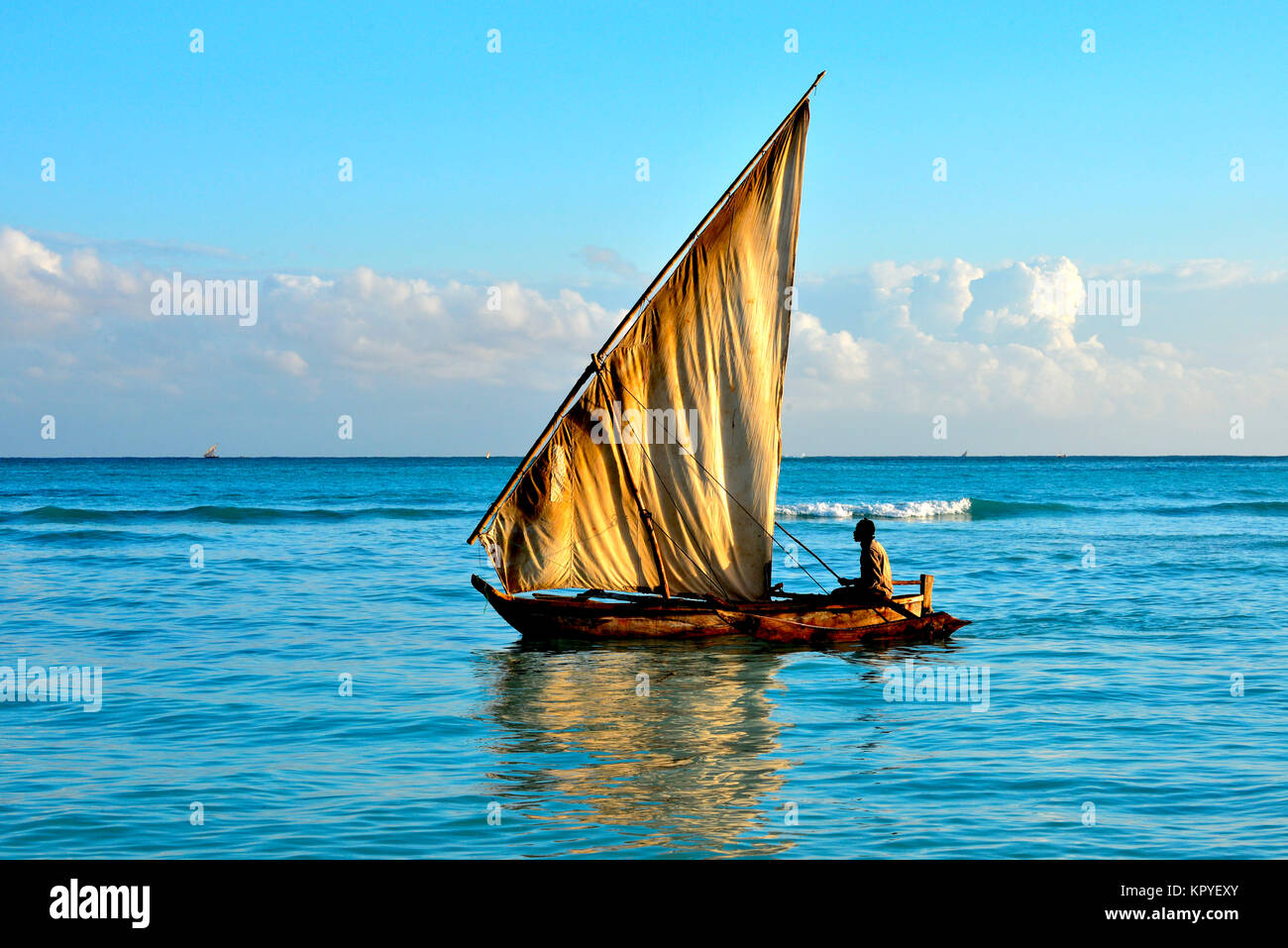 Lever du soleil par la mer à Zanzibar, l'île tropical paradize de Tanzanie. Location de bateaux sur l'eau. Banque D'Images