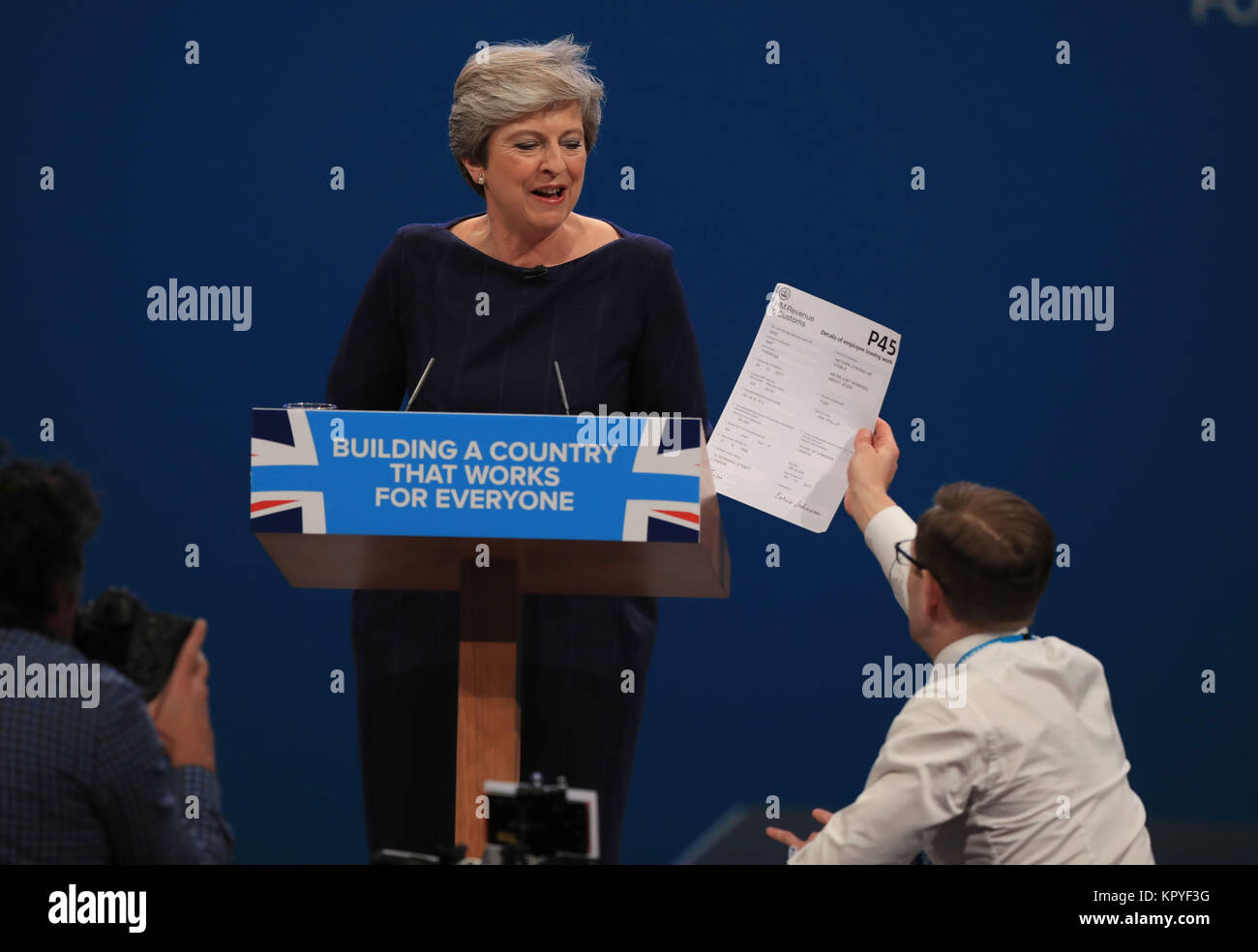 Examen de l'année 2017 : Octobre : comédien Simon Brodkin, également connu sous le nom de Lee Nelson, confronte Premier ministre Theresa peut, au cours de son discours lors de la conférence du parti conservateur à la Manchester Central Convention Complex à Manchester. Banque D'Images