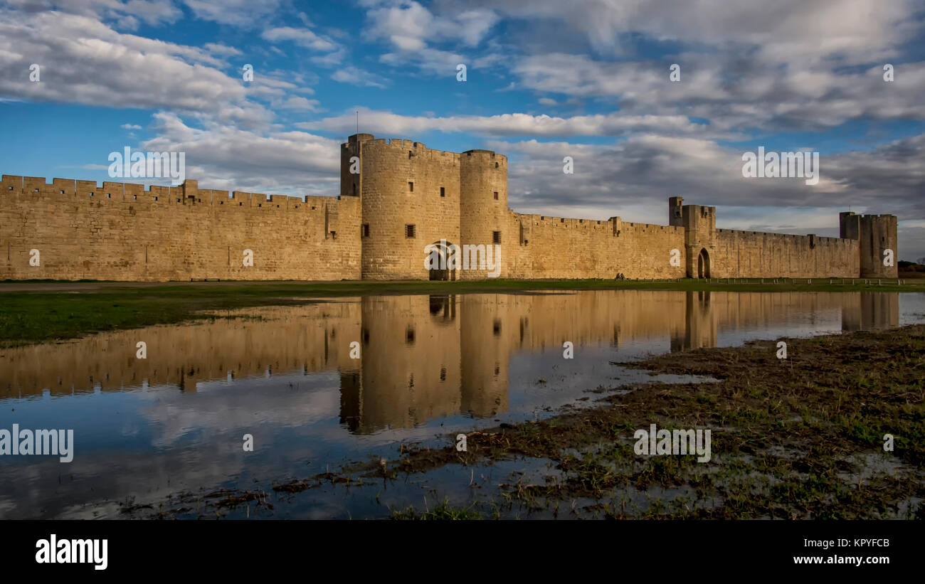 Les murs de la ville fortifiée d'Aigues Mortes, France Banque D'Images