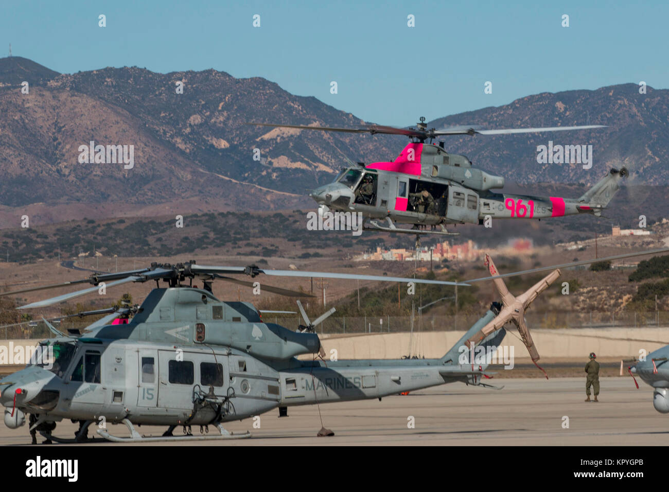 L'UH-1Y venin d'hélicoptère léger Marine HMLA (Escadron 267, MCAS Camp Pendleton, survolent en soutien direct de l'incendie du 15 au 08 lilas, 2017. Alors que deux CH-53E Super étalons de l'Escadron d'hélicoptères lourds Marine (HMH) 462, MCAS Miramar, sont en veille. (U.S. Marine Corps Banque D'Images