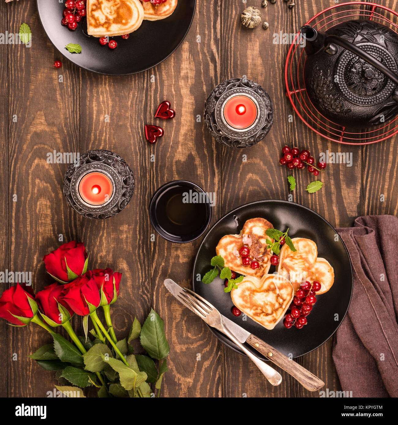 Saint-valentin télévision jeter avec de délicieuses crêpes en forme de coeur, le thé vert, thé noir, des bougies et des roses. Valentines Day concept carte de vœux. T Banque D'Images