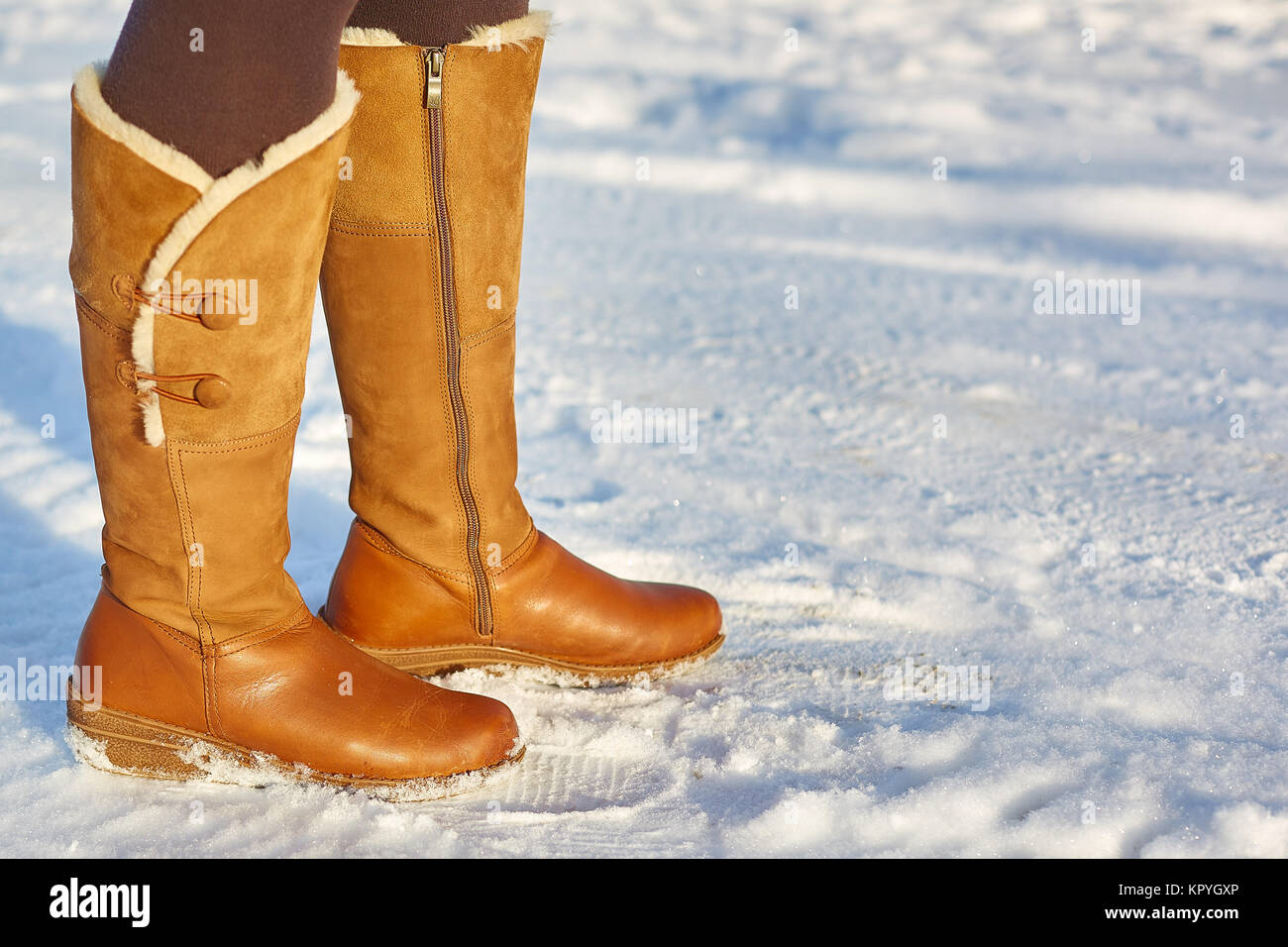 Hiver Femme jambe bottes fourrure brun marche sur la neige dans un parc  d'hiver. Semelle extérieure gros plan de démarrage à chaud Photo Stock -  Alamy