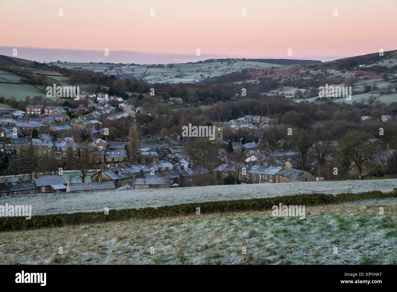 Le village de Hayfield dans le Derbyshire, Angleterre dans un froid matin d'hiver. Banque D'Images