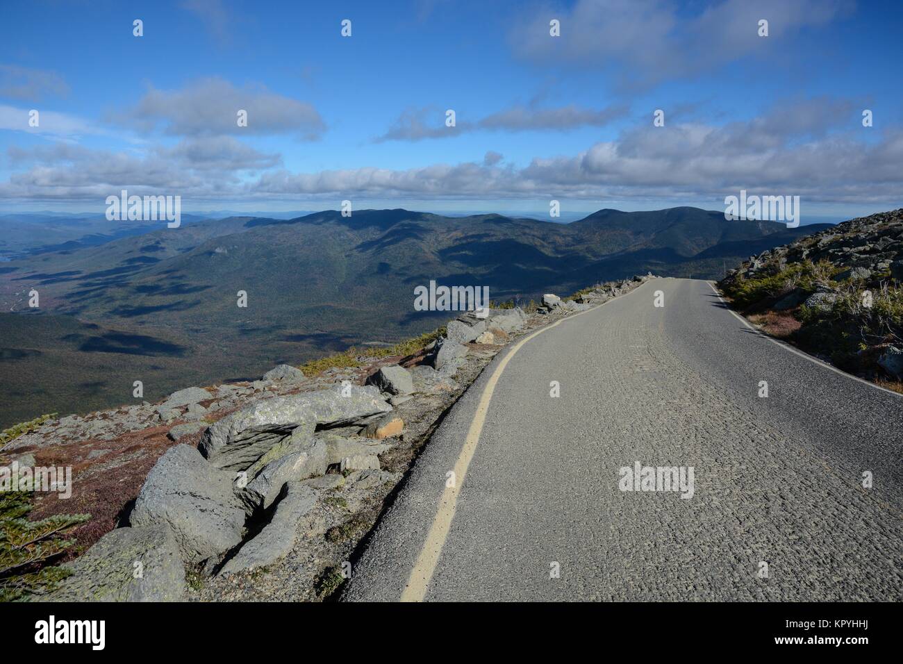 Vue paysage sur les montagnes et les collines du Mont Washington Auto route à péage sur une journée ensoleillée avec ciel bleu et nuages de lumière Banque D'Images