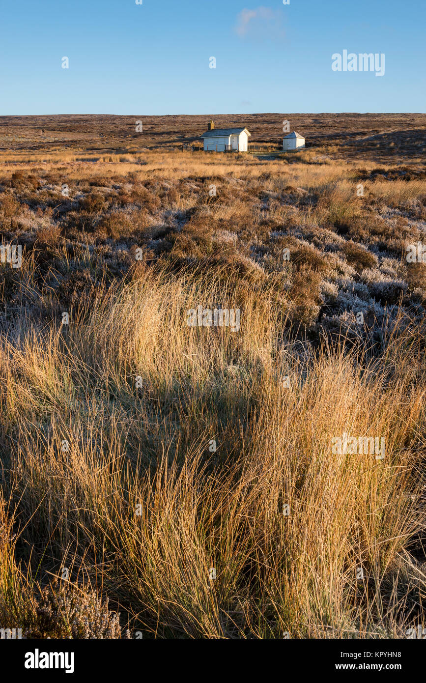 La cabane de tir sur la lande au-dessus le Hayfield dans le parc national de Peak District, Derbyshire, Angleterre. Un brillant mais froid matin d'hiver. Banque D'Images