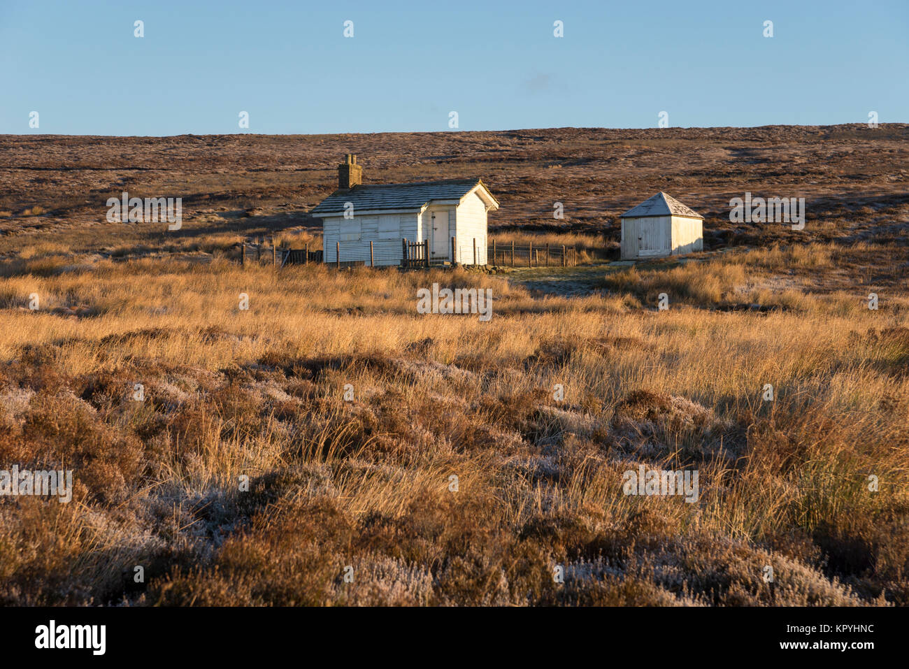 La cabane de tir sur la lande au-dessus le Hayfield dans le parc national de Peak District, Derbyshire, Angleterre. Un brillant mais froid matin d'hiver. Banque D'Images
