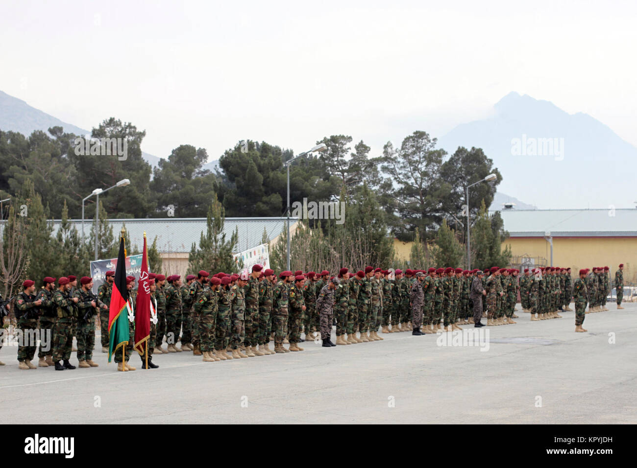 Cent quatre-vingt-un commando Afghan préparer à obtenir un diplôme de cours spécialisés à l'Armée nationale afghane Special Operations Command School of Excellence, Camp Commando, Kaboul, Afghanistan, le 14 décembre 2017. (U.S. Army Banque D'Images