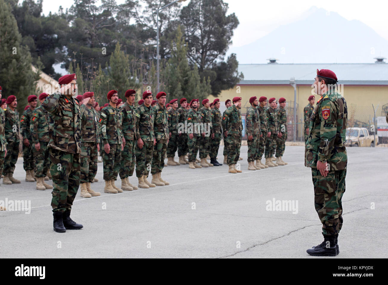 Le colonel de l'Armée nationale afghane, Zekriaa Special Operations Command School of Excellence accueille le commandant Major Général Waziri, ANASOC commandant, pour commencer le cours de spécialité de commando au Camp Commando, Kaboul, le 14 décembre 2017. (U.S. Army Banque D'Images