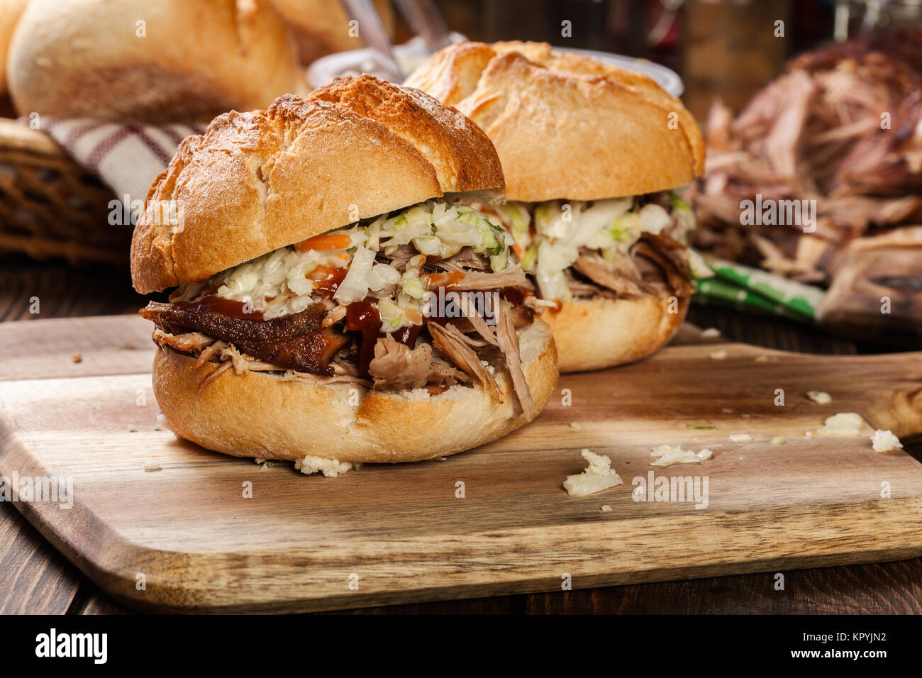 Burger de porc fait maison avec salade de chou et la sauce barbecue Banque D'Images