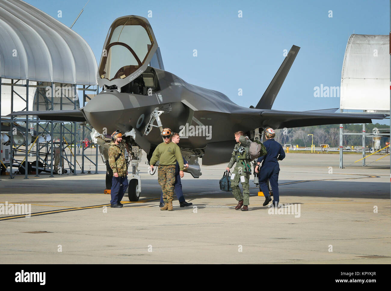 Royaume-uni Un F-35B Lightning II Joint Strike Fighter (à bord de Marine Corps Air Station Beaufort 14 déc. Il s'agit du dernier F-35B pour être livrés à l'équipe britannique au MCAS Beaufort avant leur départ de la gare de l'air en 2018. Les pilotes britanniques et les mainteneurs ont été une partie de l'Escadron de chasse maritime Formation attaque 501 depuis leur arrivée au MCAS Beaufort en 2014. Banque D'Images