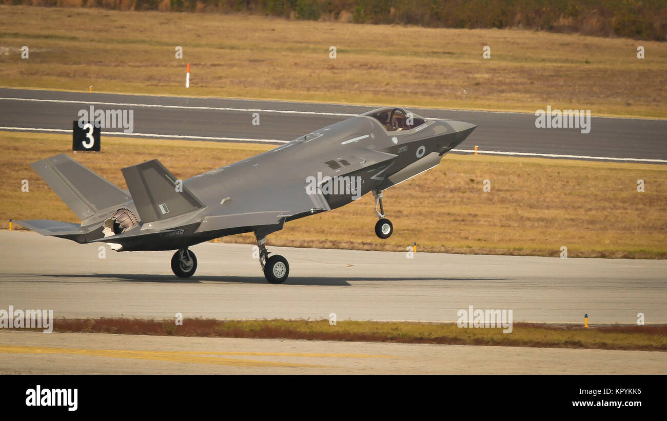 Royaume-uni Un F-35B Lightning II Joint Strike Fighter (à bord de Marine Corps Air Station Beaufort 14 déc. Il s'agit du dernier F-35B pour être livrés à l'équipe britannique au MCAS Beaufort avant leur départ de la gare de l'air en 2018. Les pilotes britanniques et les mainteneurs ont été une partie de l'Escadron de chasse maritime Formation attaque 501 depuis leur arrivée au MCAS Beaufort en 2014. Banque D'Images